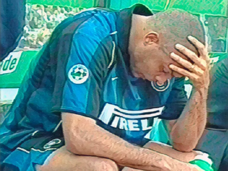 Ronaldo in lacrime in panchina durante Inter-Lazio del 5 maggio 2002