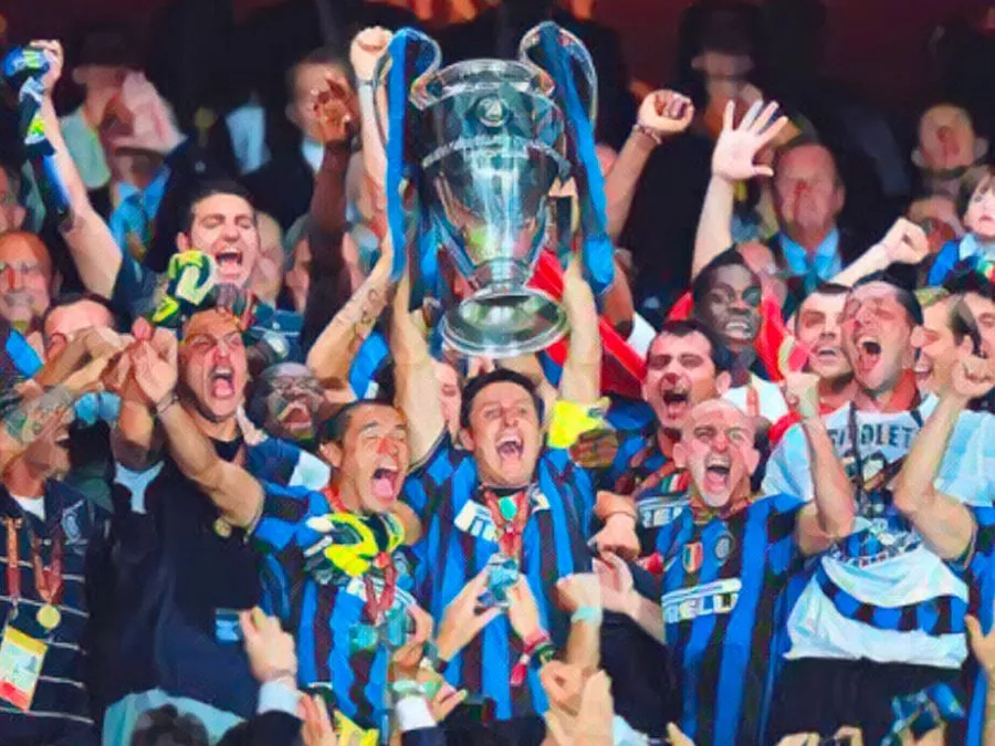 Javier Zanetti alza la Champions League a Madrid dopo la vittoria del Triplete dell'Inter nel 2010