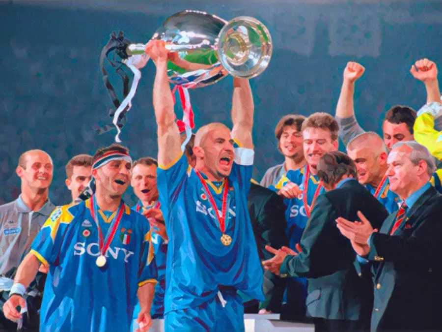 Gianluca Vialli solleva la Champions League nel 1996 a Roma con la maglia della Juventus