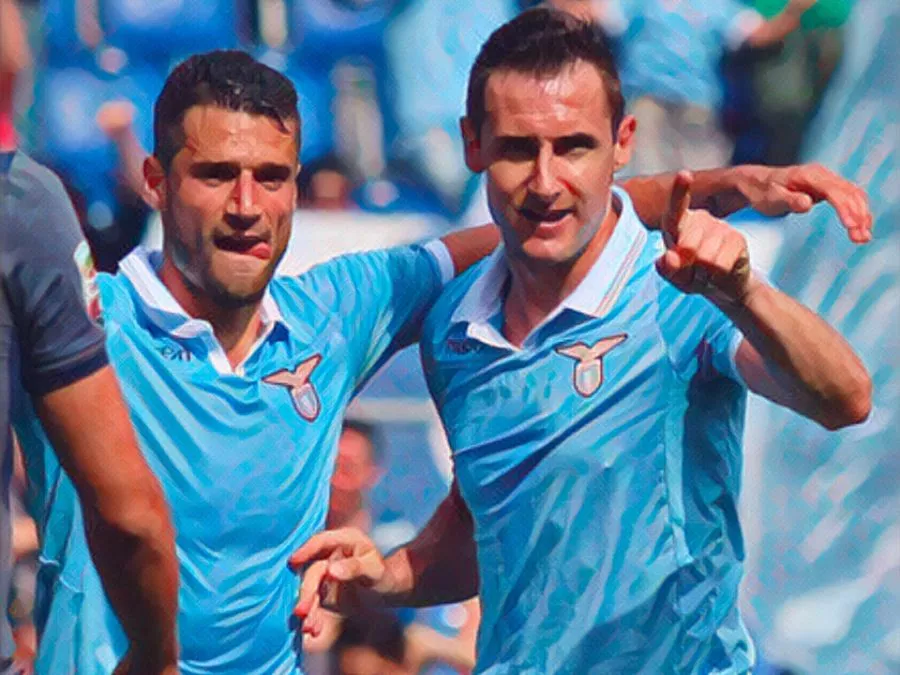 Miroslav Klose esulta dopo uno dei cinque gol segnati contro il Bologna nel 2013