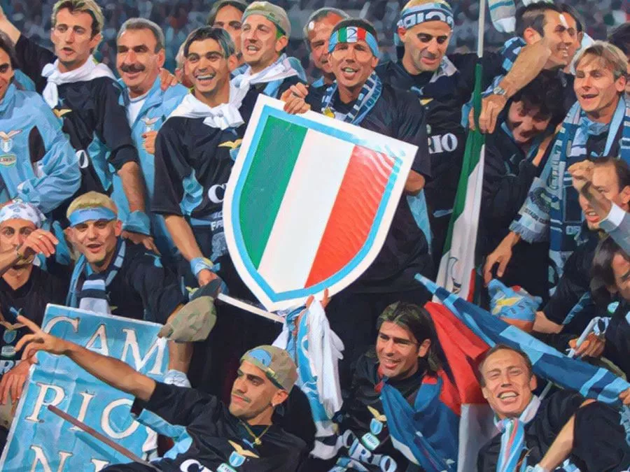 I giocatori della Lazio festeggiano lo Scudetto del 2000