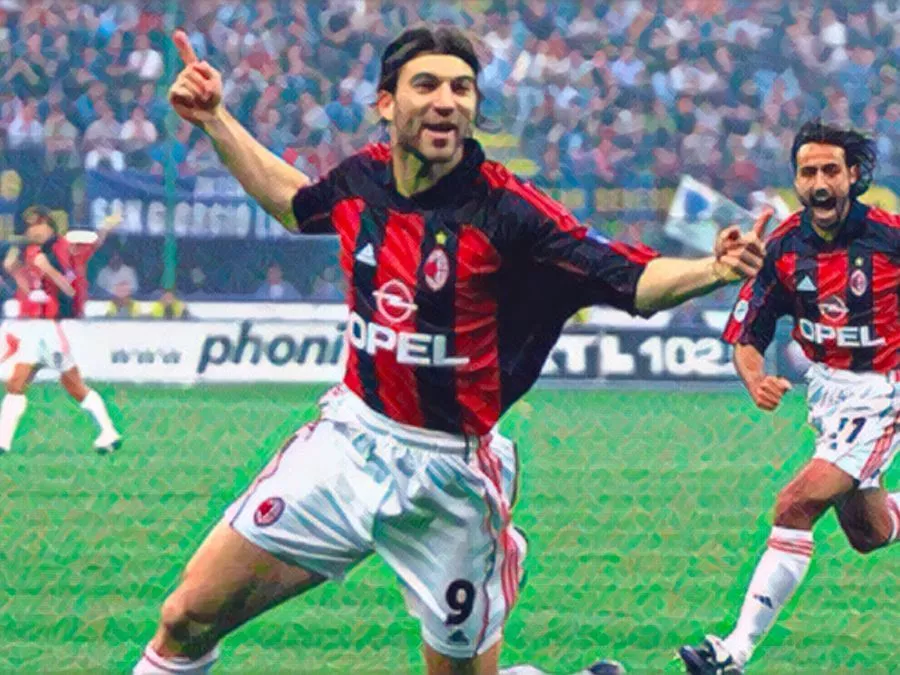 Gianni Comandini del Milan festeggia uno dei suoi gol durante lo storico derby vinto 6-0 contro l’Inter nel 2001