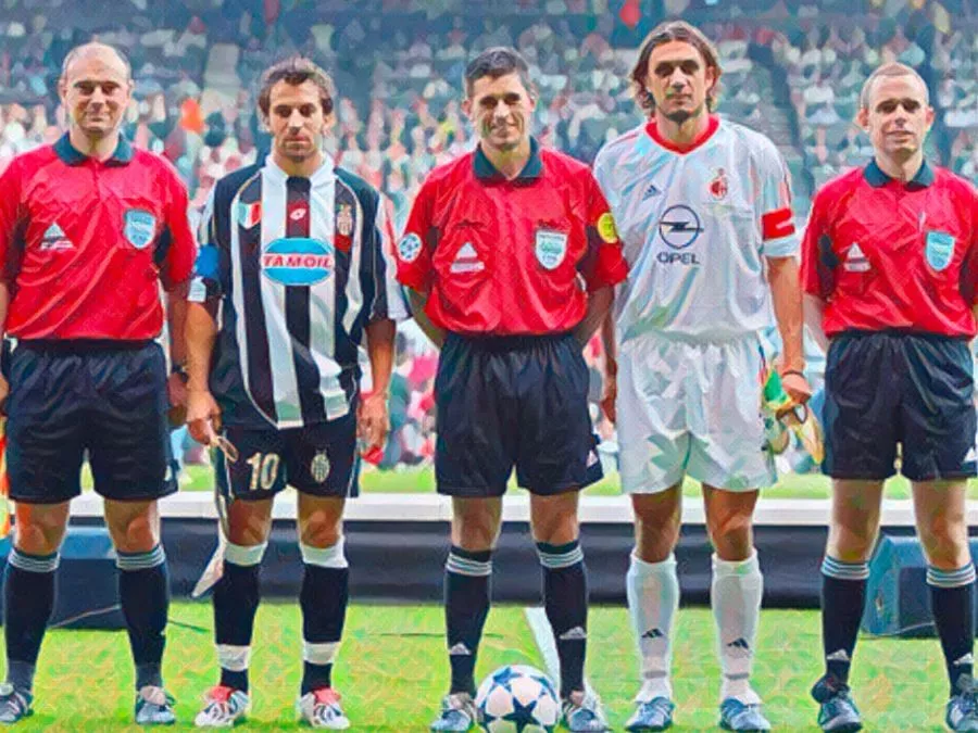 Alessandro Del Piero e Paolo Maldini in campo prima dell'inizio della finale di Champions League tra Juventus e Milan a Manchester nel 2003