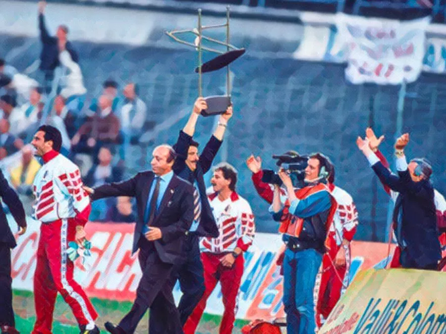 Emiliano Mondonico alza una sedia al cielo durante la finale di Coppa UEFA tra Torino e Ajax del 1992