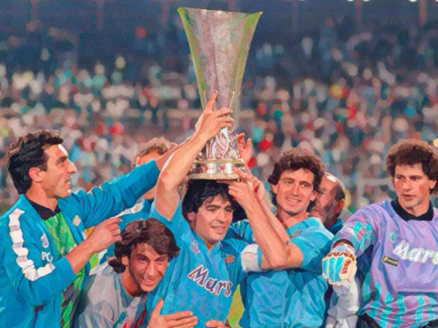 Diego Armando Maradona alza la Coppa UEFA conquistata dal Napoli nel 1989