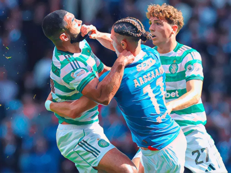 Giocatori di Celtic e Rangers durante il derby Old Firm a Glasgow