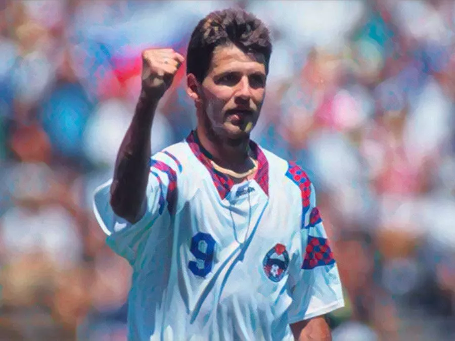 Oleg Salenko esulta dopo uno dei cinque gol segnati contro il Camerun ai Mondiali del 1994
