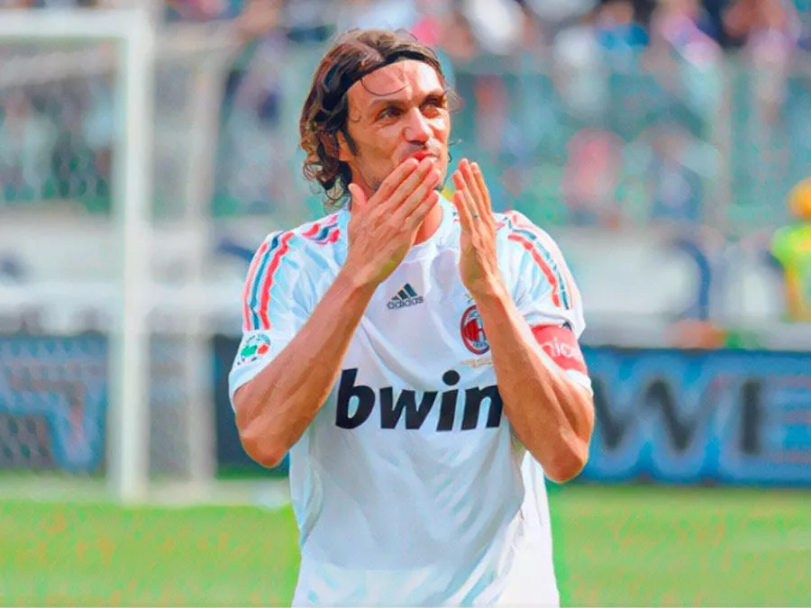 Paolo Maldini con la fascia di capitano del Milan saluta il pubblico dello Stadio Franchi di Firenze nel giorno del suo addio al calcio nel 2009