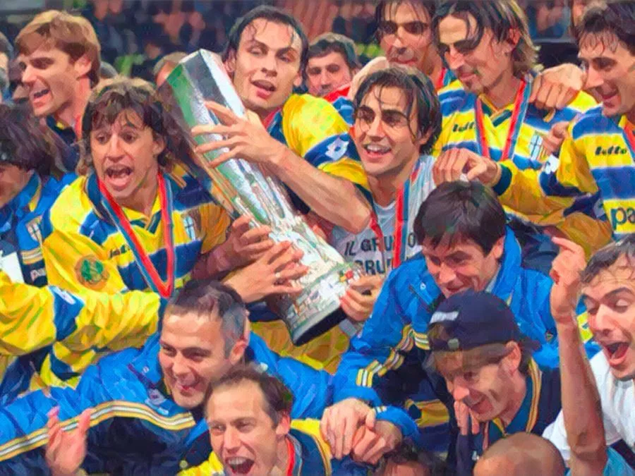 I giocatori del Parma festeggiano la vittoria della Coppa UEFA del 1999