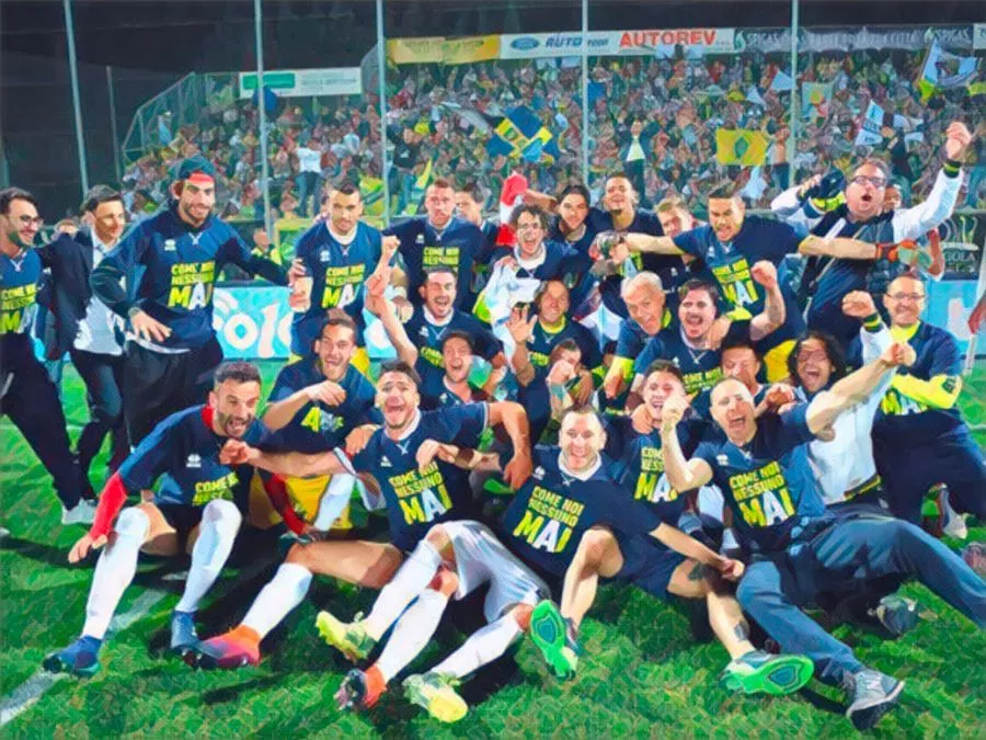 I giocatori del Parma esultano per la promozione in Serie A del 18 maggio 2018 dopo la vittoria contro lo Spezia
