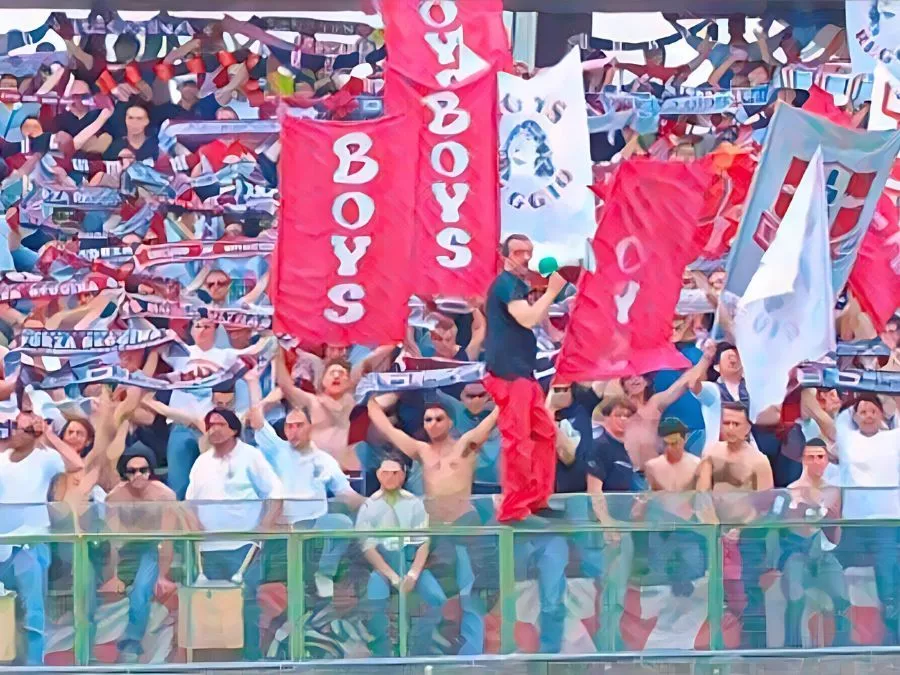 I tifosi della Reggina festeggiano sotto il settore ospiti dello Stadio Liberati dopo la certezza matematica della Serie A