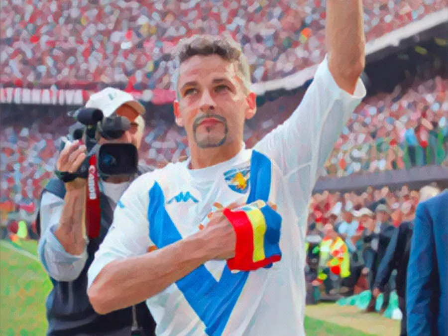 Roberto Baggio saluta San Siro durante la sua ultima partita in Milan-Brescia del 16 maggio 2004