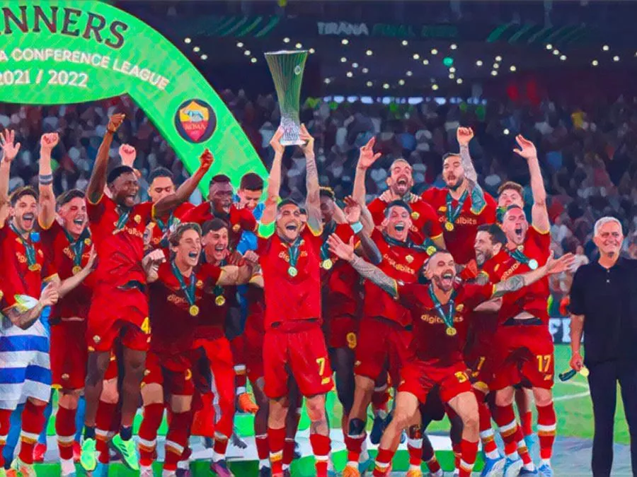Lorenzo Pellegrini solleva la Conference League nella finale di Tirana nel 2022