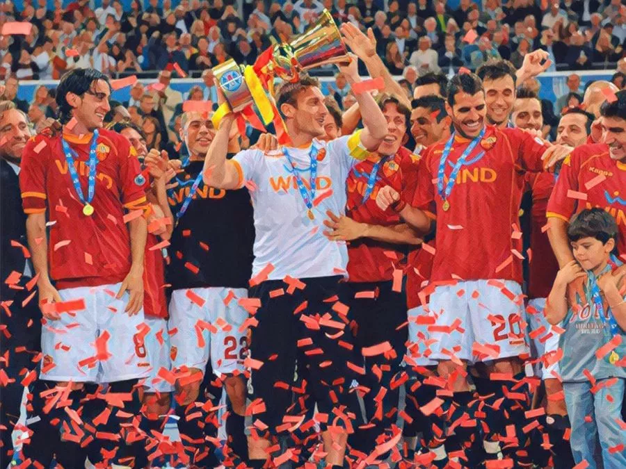 Francesco Totti alza al cielo la Coppa Italia 2008 vinta dalla Roma contro l'Inter