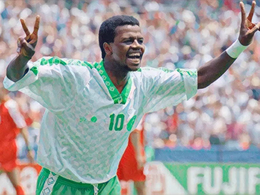 Saeed Al-Owairan durante la storica corsa palla al piede contro il Belgio ai Mondiali del 1994