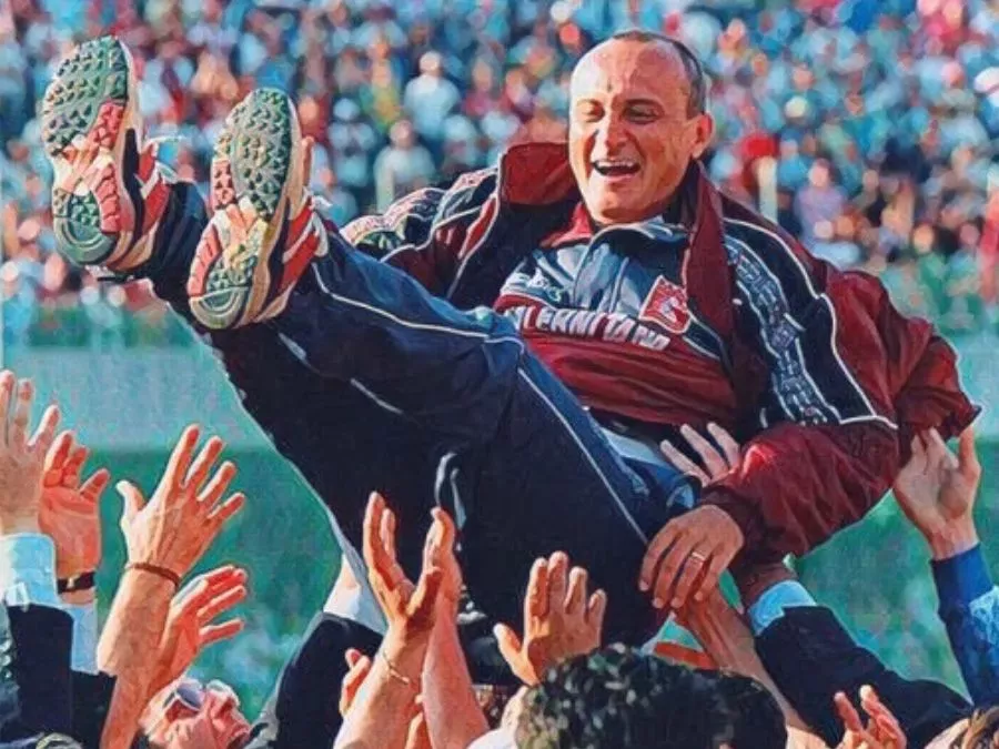 I giocatori della Salernitana portano in trionfo l'allenatore Delio Rossi dopo aver conquistato la promozione in Serie A allo stadio Arechi nel 1998