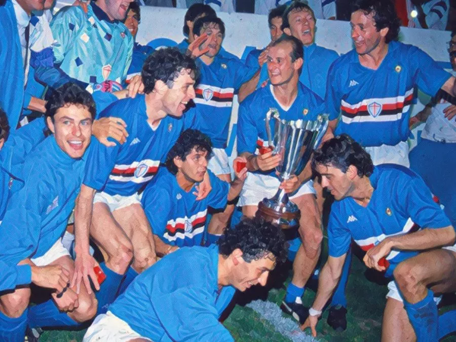 I giocatori della Sampdoria esultano nella finale di Coppa delle Coppe vinta nel 1990