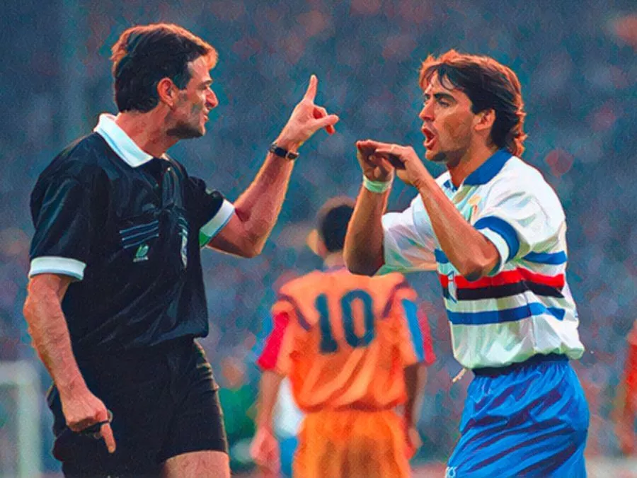 Roberto Mancini discute con l'arbitro sul prato di Wembley durante la finale persa dalla Sampdoria nel 1992