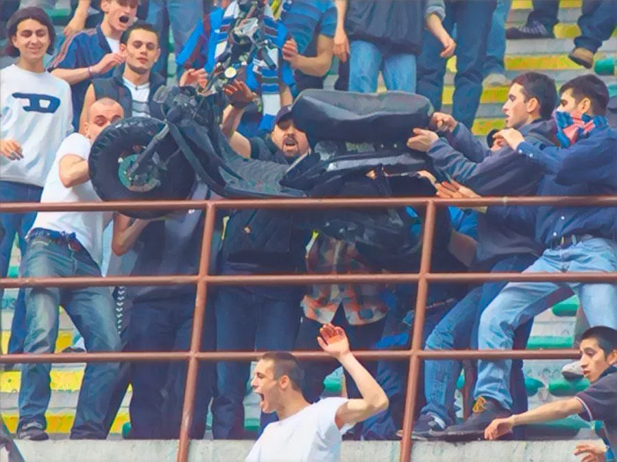 Un motorino lanciato dalla Curva Nord dello stadio San Siro durante Inter-Atalanta del 2001