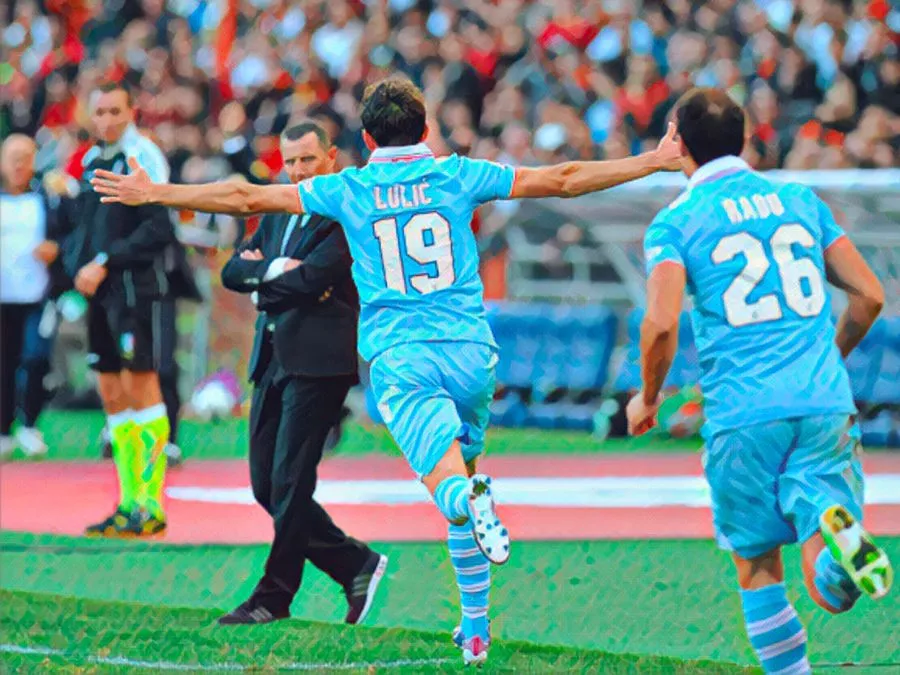 Senad Lulic esulta con le braccia al cielo sotto la Curva Nord dopo il gol al 71' nella finale di Coppa Italia 2013