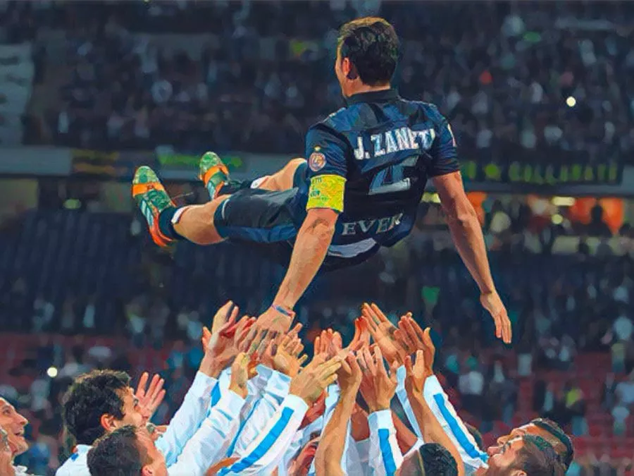 Javier Zanetti portato in trionfo dai giocatori dell’Inter a San Siro nella sua ultima partita in nerazzurro