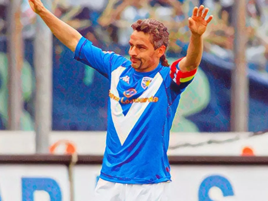 Roberto Baggio esulta dopo l’ultimo gol in Serie A con la maglia del Brescia