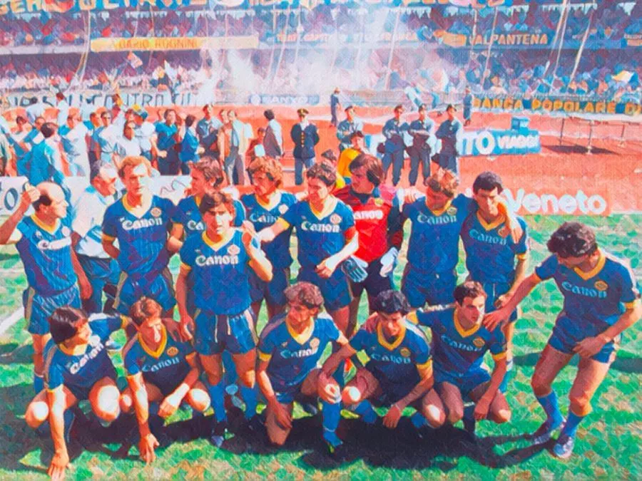 I giocatori dell’Hellas Verona festeggiano lo storico Scudetto del 1985