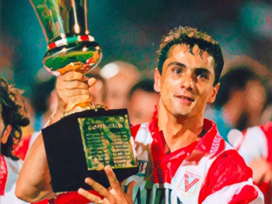 Il capitano del Vicenza Giovanni Lopez solleva la Coppa Italia davanti ai tifosi in un Romeo Menti stracolmo nel 1997