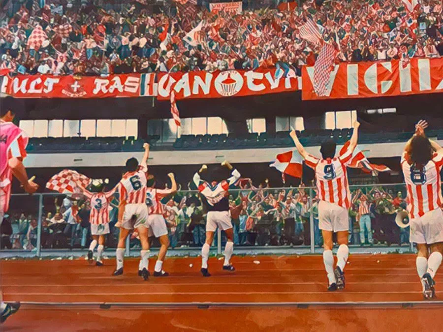 I giocatori del Vicenza festeggiano sotto il settore ospiti del Bentegodi dopo la matematica certezza della Serie A nel 1995