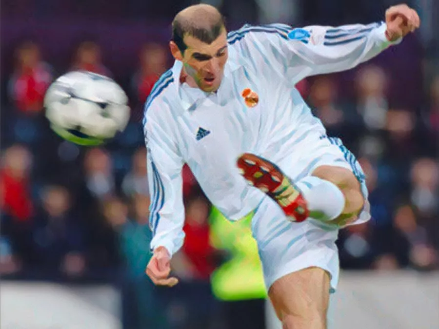 Zinedine Zidane calcia al volo nella finale di Champions League 2002 contro il Bayer Leverkusen