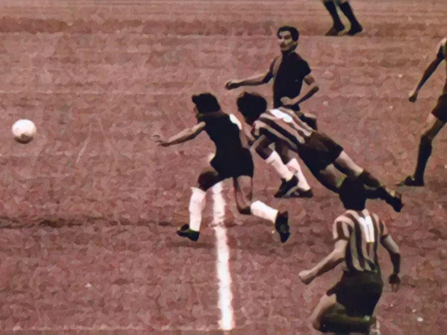 La storica fotografia in bianco e nero dell'attaccante argentino Aldo Pedro Poy mentre colpisce di testa in tuffo volando come una colomba nel Clásico del 1971