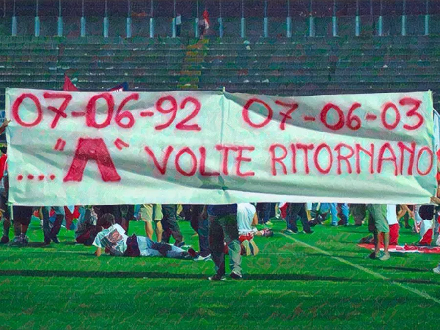 I tifosi dell'Ancona invadono il campo festeggiando la promozione in Serie A il 7 giugno