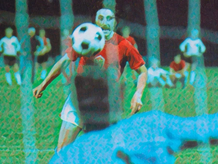 Il centrocampista cecoslovacco Antonín Panenka calcia il rigore decisivo a cucchiaio contro la Germania Ovest nella finale degli Europei del 20 giugno 1976