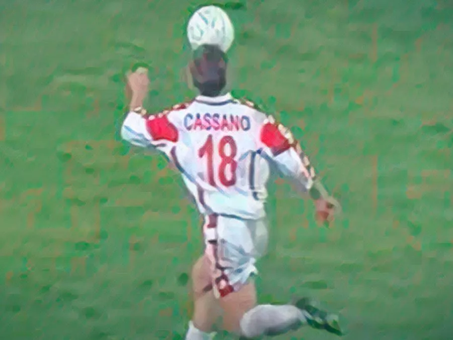 Un giovanissimo Antonio Cassano corre verso la porta per segnare il gol vittoria contro l'Inter allo Stadio San Nicola nel 1999