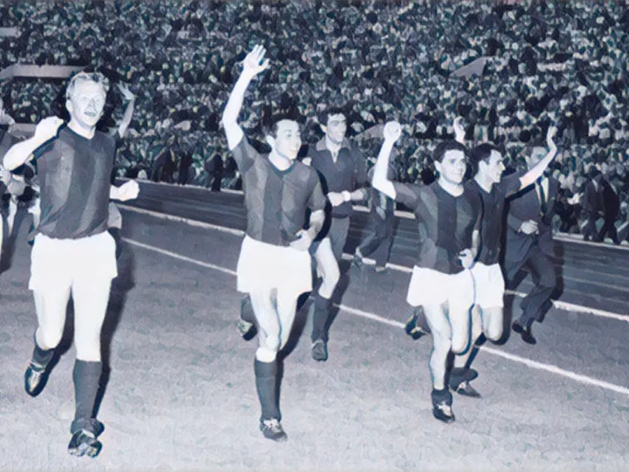 I giocatori del Bologna festeggiano in campo allo Stadio Olimpico di Roma dopo aver battuto l'Inter nello spareggio Scudetto del 7 giugno 1964