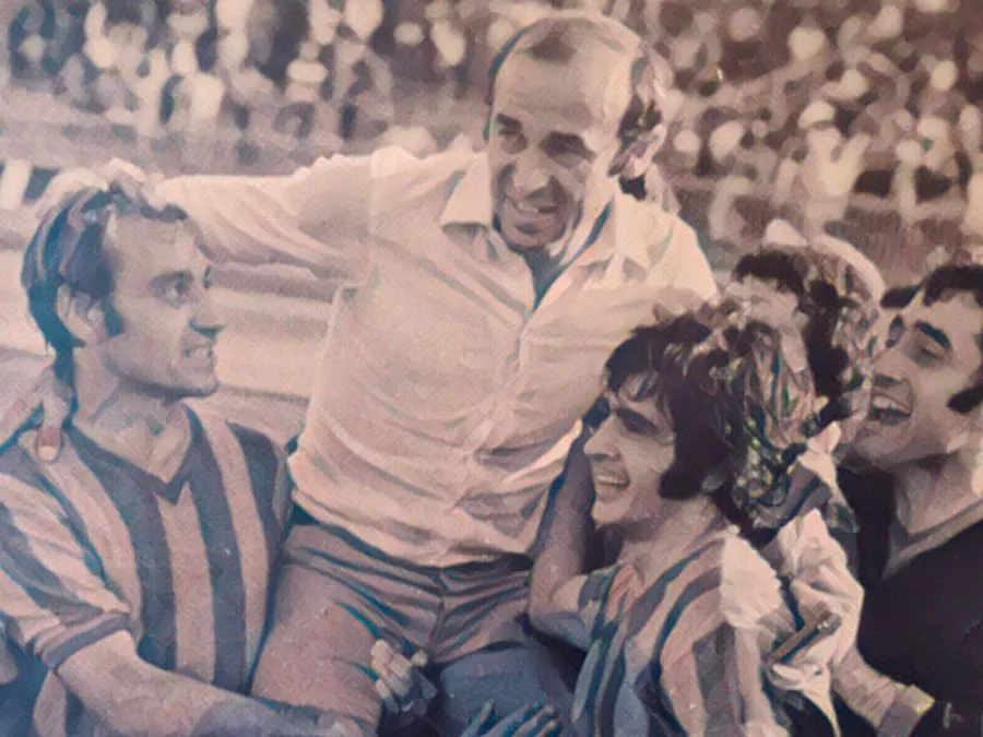 I calciatori del Catanzaro festeggiano sul campo dello stadio San Paolo di Napoli portando in trionfo l'allenatore Gianni Seghedoni dopo la vittoria sul Bari il 27 giugno 1971