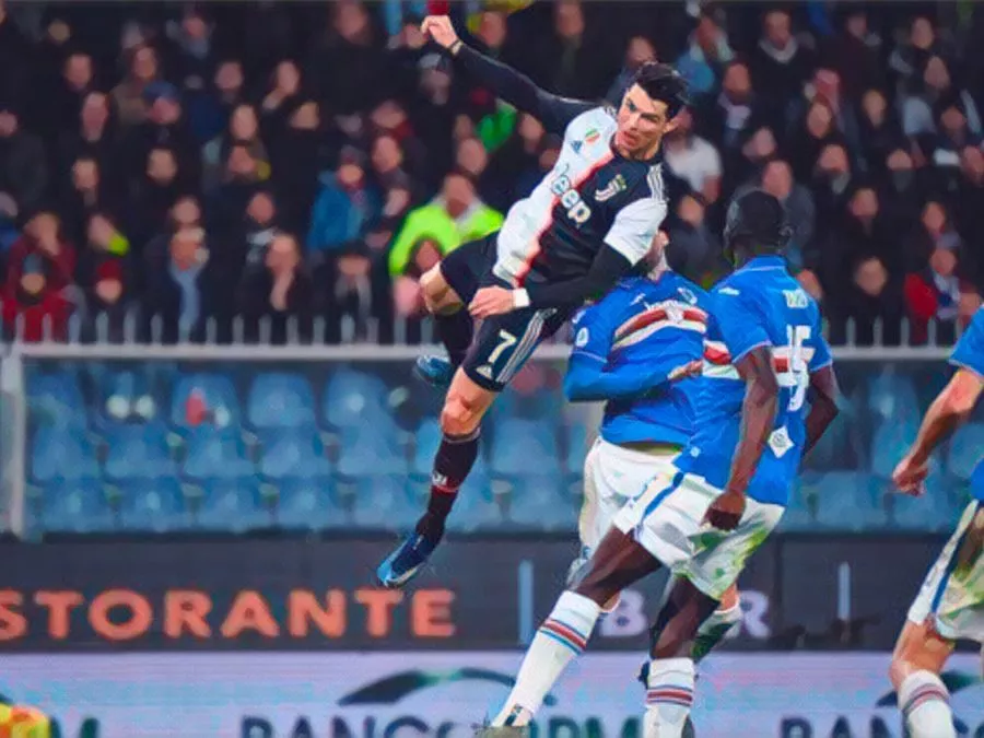Cristiano Ronaldo sospeso in aria a 2,56 metri d'altezza mentre colpisce di testa il pallone sovrastando il difensore della Sampdoria Nicola Murru