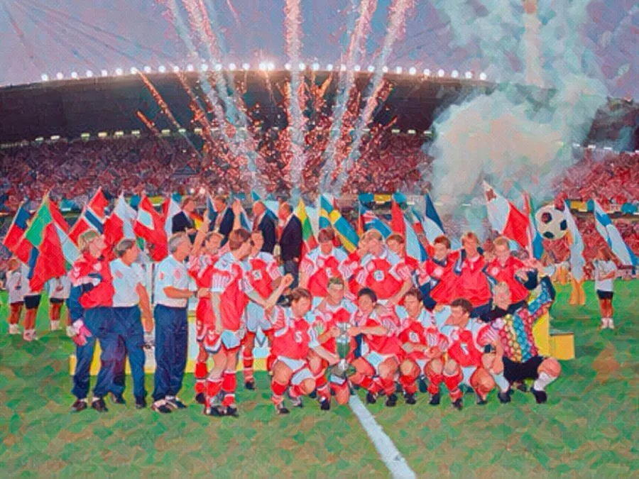 I calciatori della Danimarca festeggiano a braccia alzate sul podio sollevando il trofeo di Euro 1992 a Göteborg