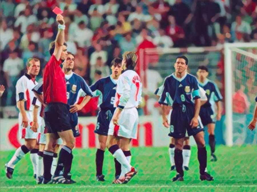 Il centrocampista inglese David Beckham mentre guarda l'arbitro che gli mostra il cartellino rosso diretto dopo il fallo di reazione su Diego Simeone a Francia 1998