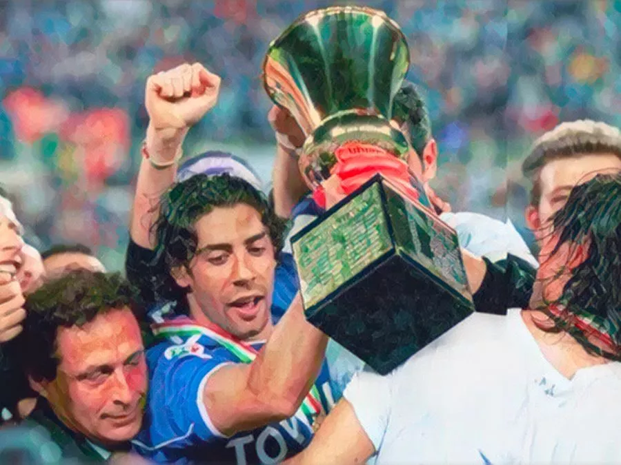 Rui Costa alza la Coppa Italia sul prato del Franchi nella finale del 13 giugno 2001