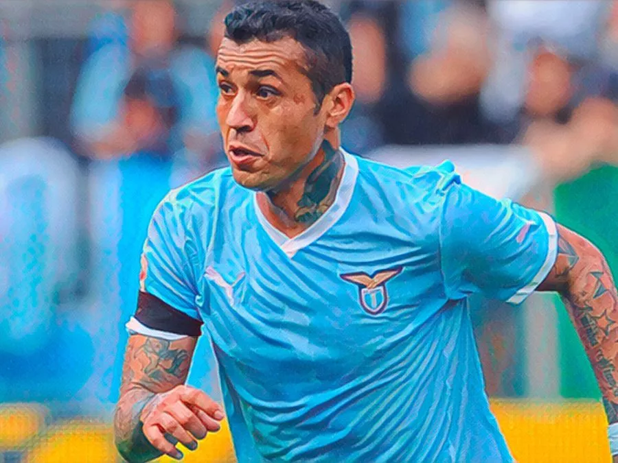Il centrocampista brasiliano Francelino Matuzalem con la maglia della Lazio durante una partita della Serie A 2011