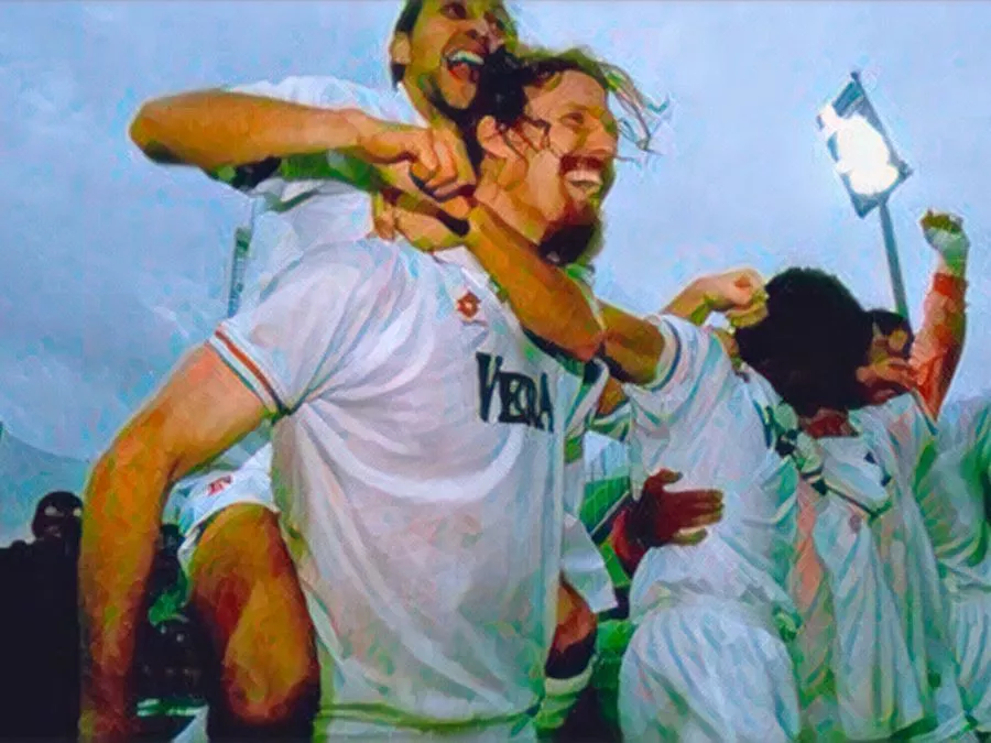 I giocatori del Padova corrono sotto la pioggia battente festeggiando la salvezza in Serie A dopo i calci di rigore contro il Genoa a Firenze nel 1995