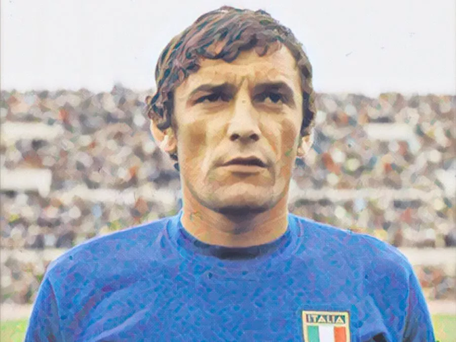 Un giovanissimo Gigi Riva in posa sul campo con la maglia azzurra della Nazionale italiana prima di una partita negli anni Sessanta