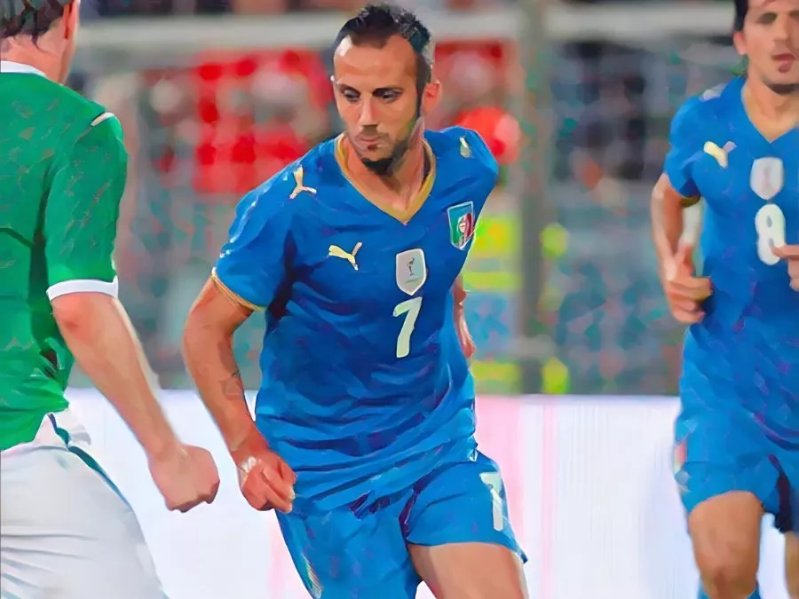 Giuseppe Mascara con la maglia numero 7 della Nazionale italiana sorride durante l'amichevole Italia-Irlanda del Nord a Pisa nel 2009