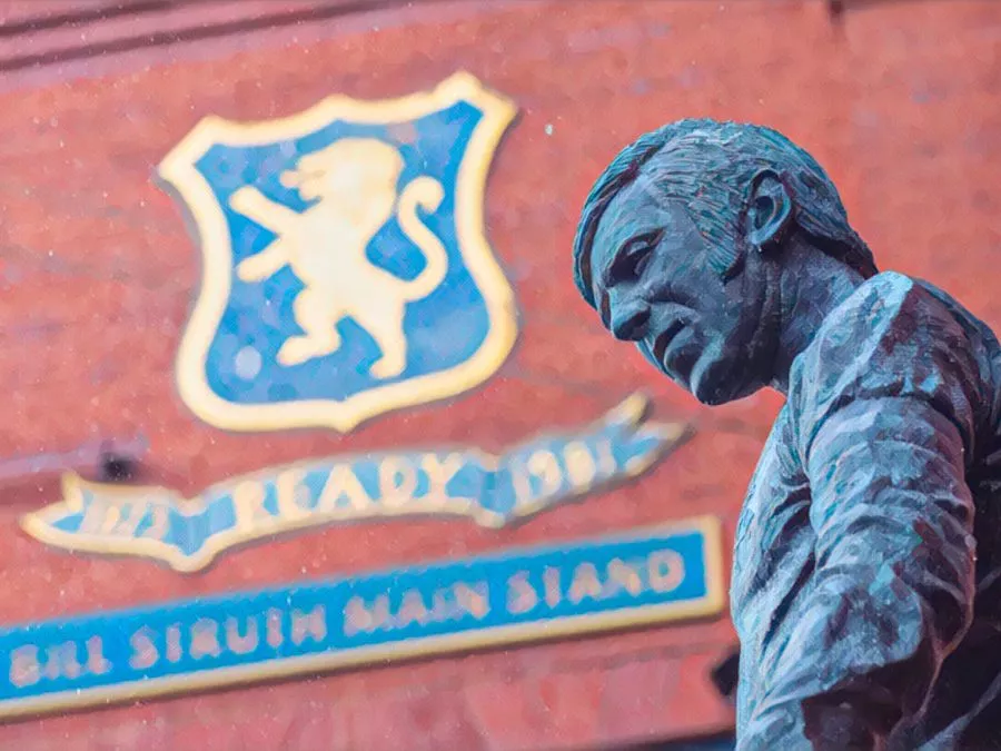 Il monumento e la statua di John Greig fuori dall'Ibrox Stadium a Glasgow, eretti in memoria delle 66 vittime del disastro del 1971
