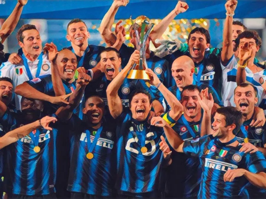 Javier Zanetti alza la coppa del Mondiale per Club ad Abu Dhabi il 18 dicembre 2010 insieme a tutta la squadra dell'Inter festante