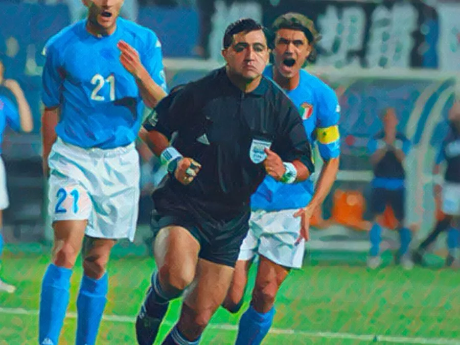 L'arbitro ecuadoriano Byron Moreno mostra il cartellino rosso a Francesco Totti durante i tempi supplementari di Italia-Corea del Sud del 18 giugno 2002