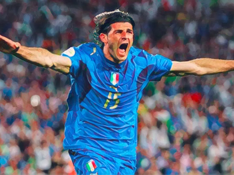 Vincenzo Iaquinta esulta correndo a braccia aperte dopo aver segnato il gol del definitivo 2-0 contro il Ghana ad Hannover a Germania 2006