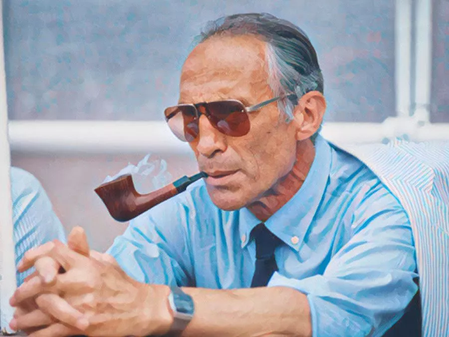 Il CT Enzo Bearzot fuma la pipa in panchina osservando i suoi azzurri durante la partita d'esordio del Mondiale 1982 contro la Polonia