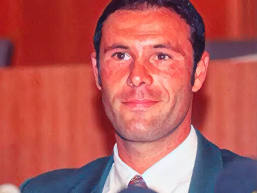 l calciatore belga Jean-Marc Bosman insieme ai suoi legali durante le udienze alla Corte di Giustizia Europea nel 1995